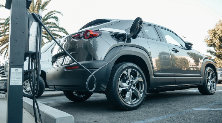 Tesla and Electric Vehicle battery capacity - what harms, what helps
